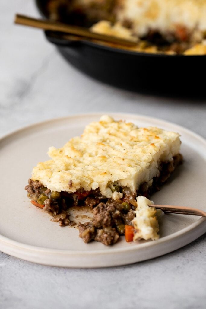 Skillet shepherd's pie is a savoury and hearty traditional comfort food. With flavourful beef and fluffy potatoes, this cozy meal it will warm you up. | aheadofthyme.com