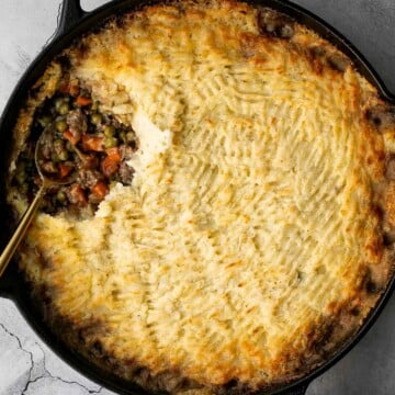 Skillet shepherd's pie is a savoury and hearty traditional comfort food. With flavourful beef and fluffy potatoes, this cozy meal it will warm you up. | aheadofthyme.com