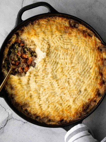 Skillet shepherd's pie is a savoury and hearty traditional comfort food. With flavourful beef and fluffy potatoes, this cozy meal it will warm you up. | aheadofthyme.com