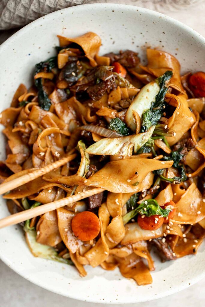 This beef noodle stir fry is the 20-minute dinner that you have been looking for — quick and easy, delicious and flavorful, and so much better than takeout. | aheadofthyme.com