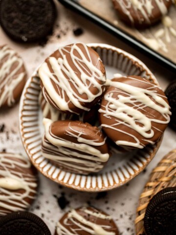 Chocolate Covered Oreos are a perfect last minute treat! Level up regular Oreos with a layer of semi-sweet chocolate and a white chocolate drizzle on top. | aheadofthyme.com
