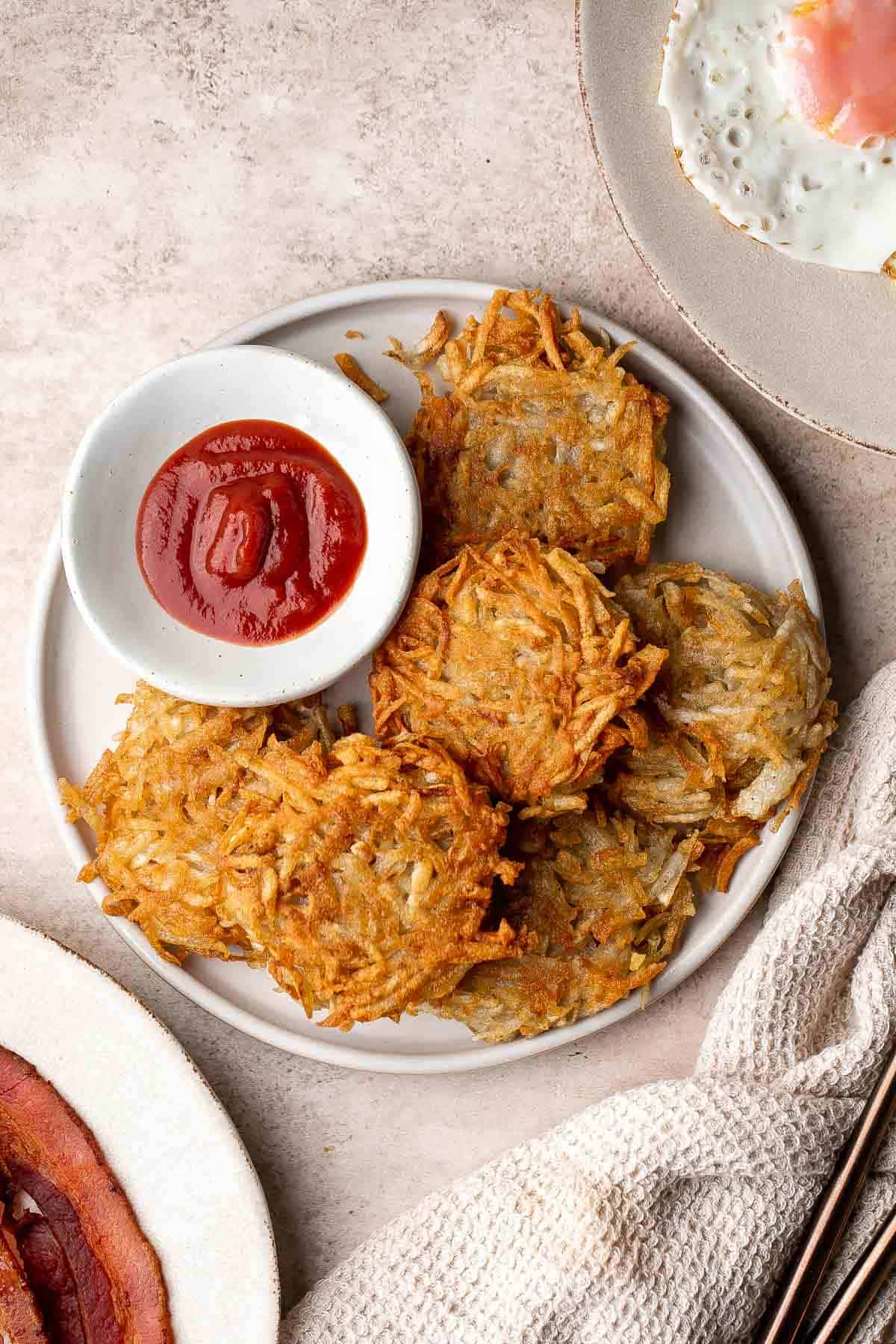These crispy Hash Browns have a crisp, golden exterior and are soft inside — the defining features of a good hash brown. Make in just 20 minutes! | aheadofthyme.com