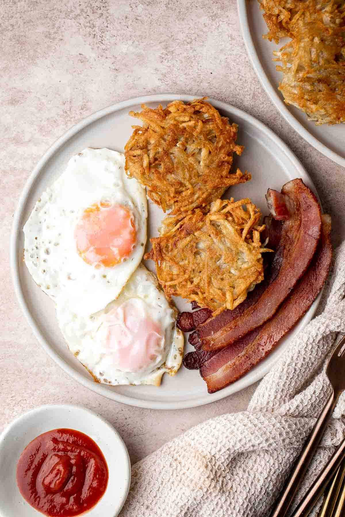 These crispy Hash Browns have a crisp, golden exterior and are soft inside — the defining features of a good hash brown. Make in just 20 minutes! | aheadofthyme.com