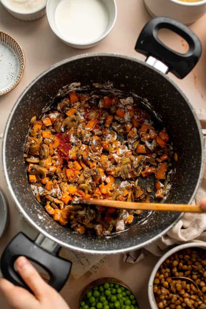 Ditch the ground lamb and enjoy this cozy Vegetarian Shepherd's Pie that uses a blend of perfectly seasoned mushrooms and lentils instead. | aheadofthyme.com