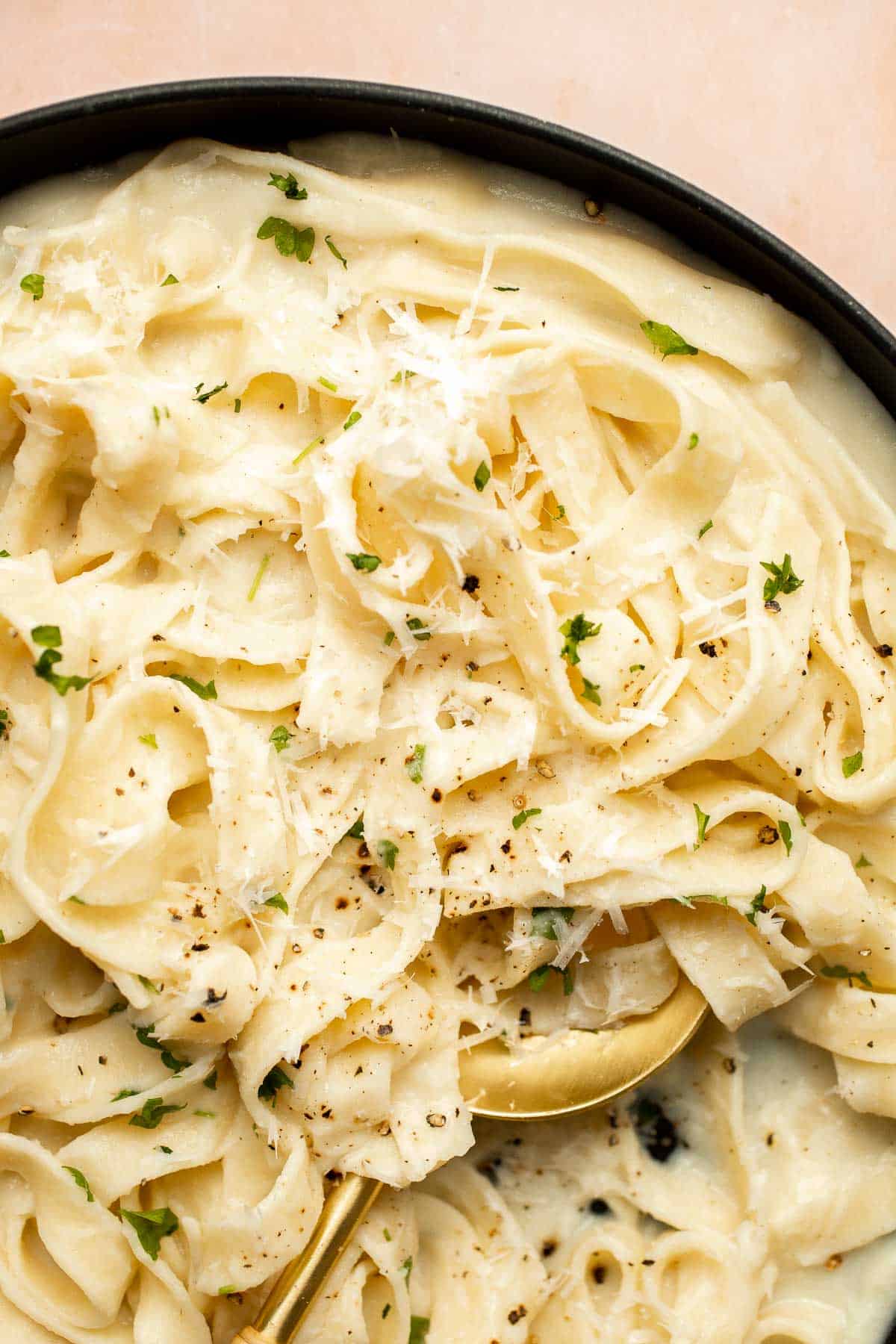 Creamy Cauliflower Alfredo is the perfect way to enjoy your favorite comfort food dinner while sneaking in extra veggies. It tastes like the real thing! | aheadofthyme.com