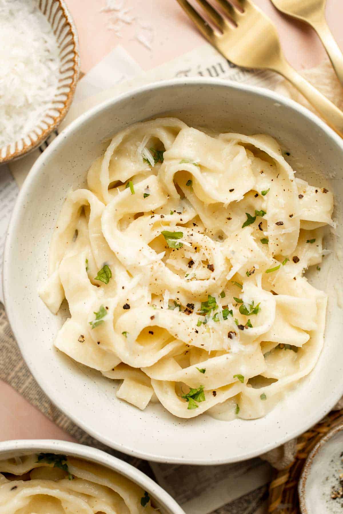 Creamy Cauliflower Alfredo is the perfect way to enjoy your favorite comfort food dinner while sneaking in extra veggies. It tastes like the real thing! | aheadofthyme.com