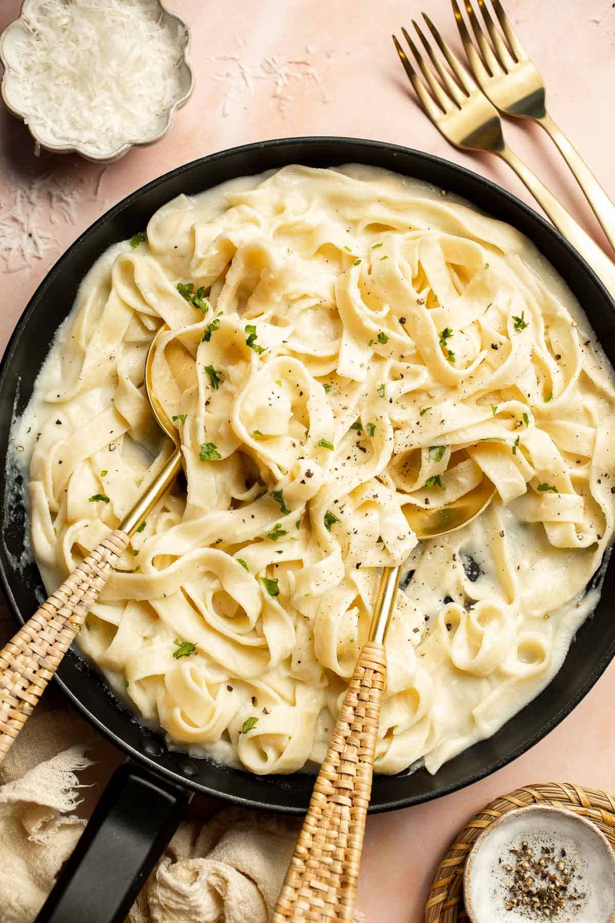 Creamy Cauliflower Alfredo is the perfect way to enjoy your favorite comfort food dinner while sneaking in extra veggies. It tastes like the real thing! | aheadofthyme.com