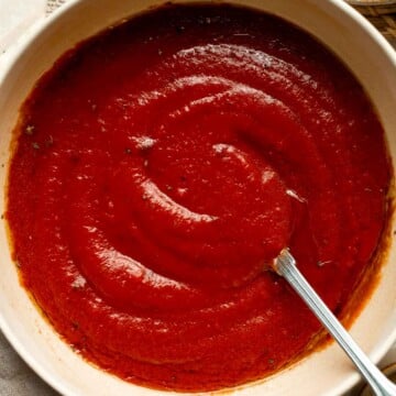 Take pizza night to the next level with the best Homemade Pizza Sauce, made with a handful of ingredients in just moments and doesn't need to be cooked! | aheadofthyme.com