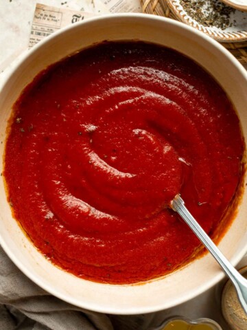 Take pizza night to the next level with the best Homemade Pizza Sauce, made with a handful of ingredients in just moments and doesn't need to be cooked! | aheadofthyme.com