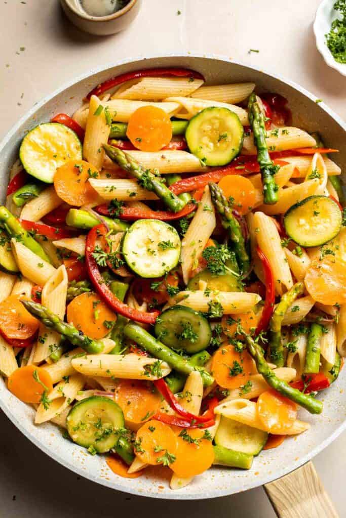 Pasta Primavera is a classic pasta dish that is overflowing with fresh colorful veggies. Make this vegetarian pasta this spring in less than 30 minutes! | aheadofthyme.com