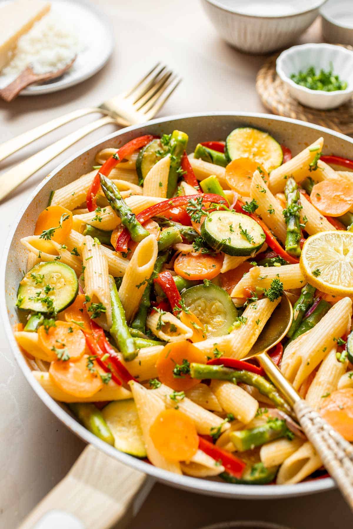 Pasta Primavera is a classic pasta dish that is overflowing with fresh colorful veggies. Make this vegetarian pasta this spring in less than 30 minutes! | aheadofthyme.com