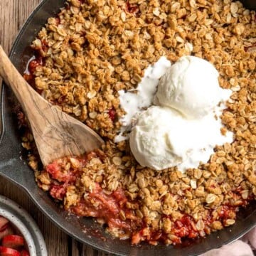 Old-fashioned Rhubarb Crisp is one of the coziest desserts to bake this season: a sweet, tart rhubarb filling and a crumbly, buttery crisp topping. So good! | aheadofthyme.com